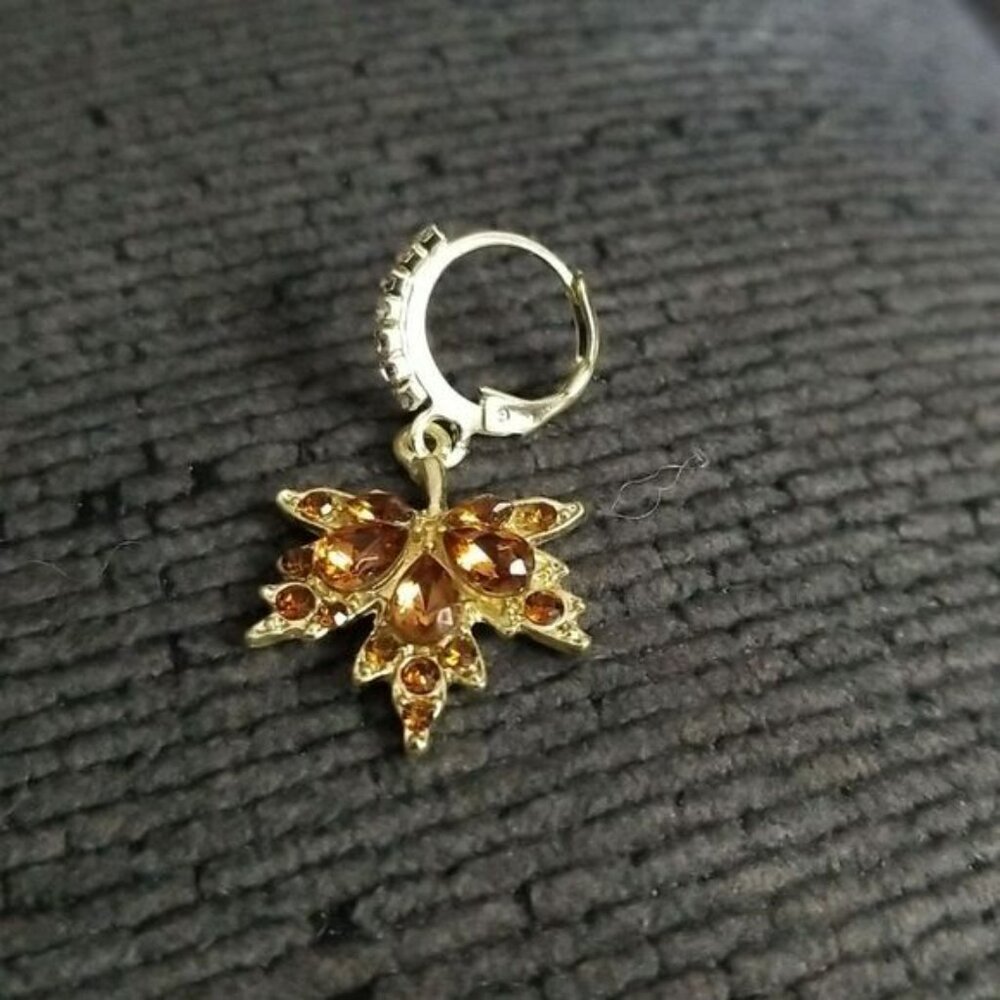 Maple leaf dangle earrings - Picture 10 of 11